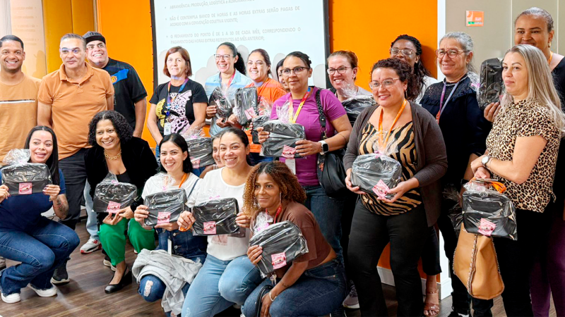 Químicos-ITA homenageia trabalhadoras associadas com necessaire e chocolate em alusão ao Dia da Mulher. Estivemos em várias empresas!